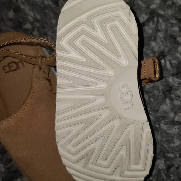 UGG Goldenstar Clog (Little Kid) size 9 NWOT - Picture 3 of 4